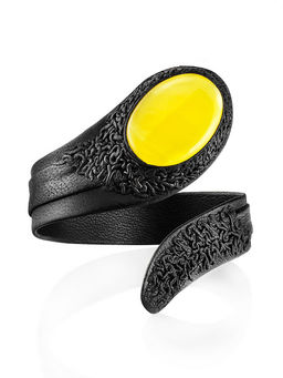 Браслет из натуральной кожи Змейка, украшенный ярко-медовым янтарём