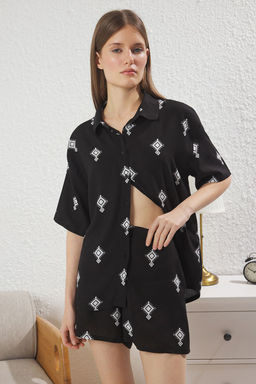 Trendyolmilla Siyah Etnik Desenli Sortlu Dokuma Pijama Tak?m? THMSS25PT00340