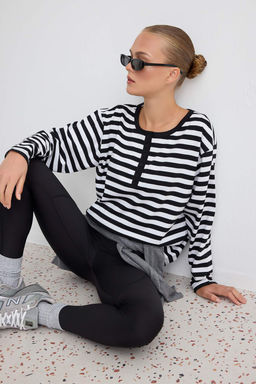 Siyah-Ekru _izgili Oversize/Geni_ Kesim D__meli Bisiklet Yaka Pamuklu _rme T-Shirt TWOAW27TS00026