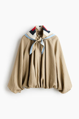 Chaqueta con fular y bajo burbuja