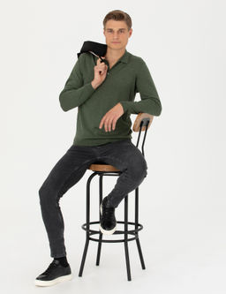 Базовый трикотажный свитер приталенного кроя цвета хаки с воротником-поло - Cacharel фото 2