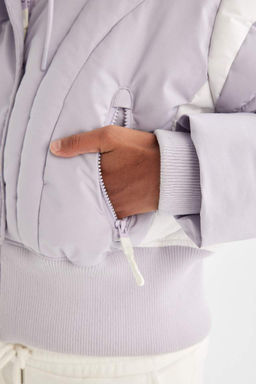 Водоотталкивающая укороченная водонепроницаемая куртка-пуховик с капюшоном и карманом на молнии DeFactoFit  фото 6