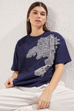 TRENDYOLMILLA Haki Aksesuar Detayl? Oversize/Genis Kal?p Orme T-Shirt TWOSS25TS00045
