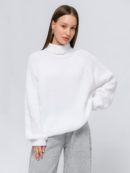 Джемпер белого цвета с высоким горлом
