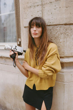 KNIT SWEATER WITH VISIBLE SEAMS