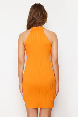 Turuncu Dokulu Halter Yaka Bodycone/Vucudu Saran Orme Mini Kalem Elbise TWOSS24EL00472 - Trendyolmilla фото 6