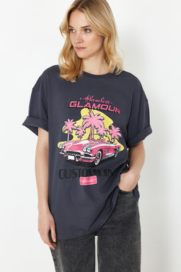 TRENDYOLMILLA Antrasit %100 Pamuk Bask?l? Oversize/Genis Kal?p Bisiklet Yaka Orme T-Shirt TWOSS24TS00135