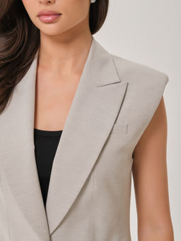 Жилет полуприлегающего силуэта