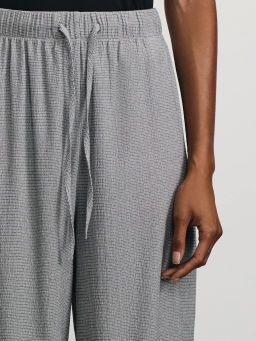 Брюки из рельефной ткани с эластичной талией / Zarina  фото 5