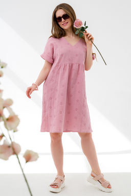 Летнее платье с вышивкой пудровое