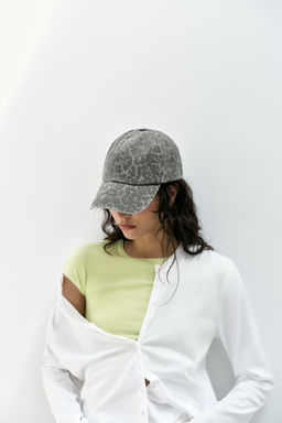 GORRA SARGA ESTAMPADO ANIMAL / Gris claro