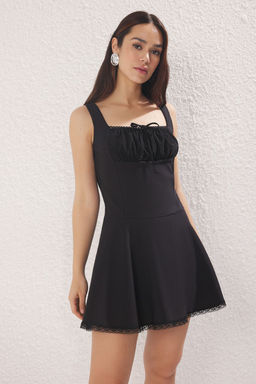 TRENDYOLMILLA Siyah Dantel Detayl? Sort Etek Mini Dokuma Tulum TWOSS25TU00058