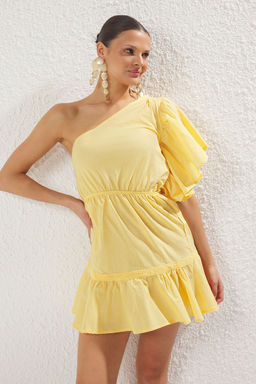 Sar? Dokuma Volanl? %100 Pamuk Tek Omuz Plaj Mini Elbise TBESS25EL00073