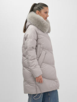 Пальто зимнее утепленное с мехом и капюшоном тренд светло-коричневого цвета 7745SK - Visdeer фото 3