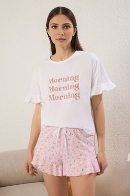 Trendyolmilla Beyaz-Cok Renkli %100 Pamuklu Cicekli ve Sloganl? Volanl? Sortlu Orme Pijama Tak?m? THMSS25PT00204