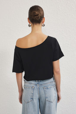 Trendyolmilla Siyah-Beyaz 2li Paket %100 Pamuk Asimetrik Kay?k Yaka Crop Orme T-Shirt TWOSS25TS00194  фото 12