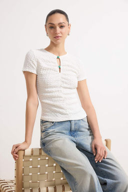 Ekru Fitted/Vucuda Oturan K?sa Kollu Dugmeli Dokulu Orme Bluz TWOSS26BZ00257