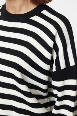 TRENDYOLMILLA Siyah Basic Cizgili Sweatshirt Gorunumlu Triko Kazak TWOAW25KZ00199