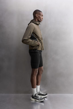LIGHTWEIGHT COLOUR BLOCK TECHNICAL JACKET - Zara фото 4