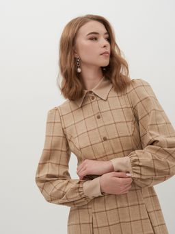 Платье с контрастным воротником и поясом