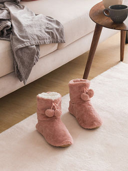 Ponpon Detayl? Pel?? Kad?n Ev Botu