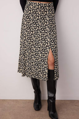 Siyah Y?rtmac Detayl? Cicek Desenli Viskon Kumasl? Midi Dokuma Etek TWOSS20ET0230