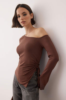 Kahverengi Ac?k Omuzlu Asimetrik Fitted/Vudua Otuan Ispanyol Kol Orme Bluz TWOAW26BZ00328