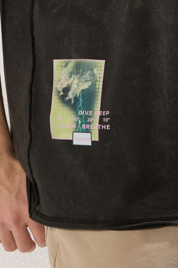 TRENDYOL MAN Siyah Oversize/Genis Kesim Dikis Detayl? Bask?l? T-Shirt TMNSS25TS00101 - Trendyolmilla фото 4