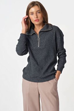 Свитер с высоким горлом темно-серый