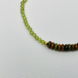 Браслет из Хризолита и Унакита с подвеской "Клевер"