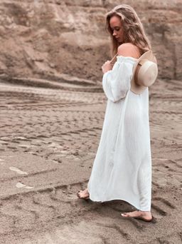 6866 Платье с открытыми плечами белое