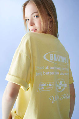 Крутая футболка оверсайз с круглым вырезом на спине и короткими рукавами с принтом