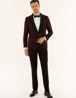 Бордово-красный приталенный костюм для жениха