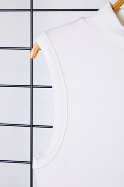 Trendyolmilla Siyah Yumusak Kumasl? Fitted/Vucuda Oturan Dik yaka Kolsuz Esnek Orme Bluz TWOSS25BZ00038  фото 7