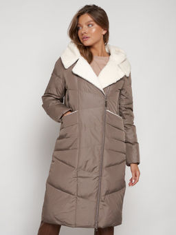 Пальто утепленное с капюшоном зимнее женское коричневого цвета 132255K - Visdeer фото 10