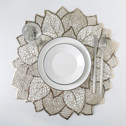 Цена за 12 шт. Салфетка сервировочная на стол Доляна Цветок, d=43 см, цвет золотой  фото 3
