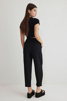 TRENDYOLMILLA Siyah Beli Lastikli Harem/Salvar Rahat Kesim Dokuma Pantolon TWOSS25PL00027