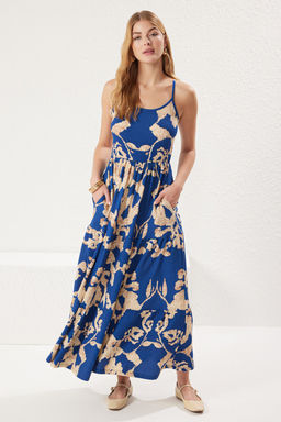 Mavi Bask?l? Havuz Yaka Ask?l? Skater/Belden Ac?lan Esnek Maxi Orme Elbise TWOSS25EL00527