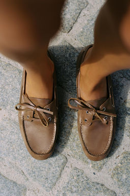 LACE-UP FLAT SHOES