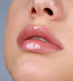 LuxVisage Блеск для губ Glass Shine тон 18 - Golden rose фото 2