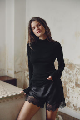 CAMISETA LISA CON LYOCELL / Negro