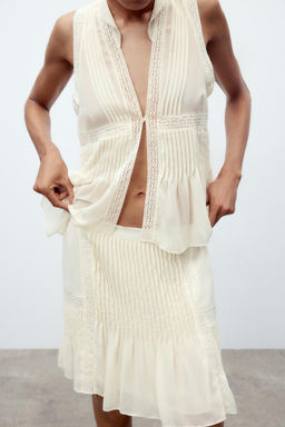 LACE TRIM PLEATED SKIRT