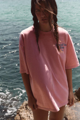 CAMISETA EFECTO LAVADO TEXTO / Rosa