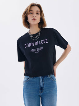 CONTE Свободная футболка из хлопка с рисунком Born in love LD 2675 black-born in love - Conte elegant фото 3