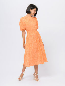 Платье оранжевого цвета длины миди с короткими рукавами