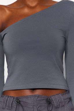 Antrasit Tek Omuz Pamuklu Esnek Fitted/Vucuda Oturan Crop Orme Bluz TWOAW24BZ00099