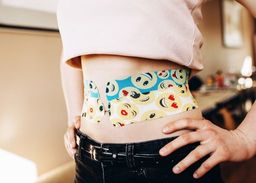 Кинезио тейп BBTape 5 см х 5 м смайлики белый