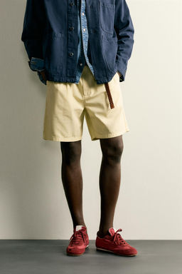 BERMUDA PLIEGUES REGULAR FIT / Amarillo claro