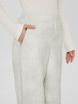 Брюки женские Mark Formelle из экокожи белые  фото 4