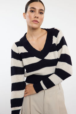 TRENDYOLMILLA Gri Crop V Yaka Cizgili Triko Kazak TWOAW25KZ00347